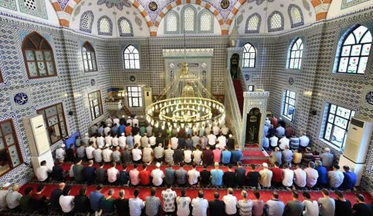 Bugün Cuma Namazı camide kılınacak mı? Tam kapanmada camiler açık mı olacak?
