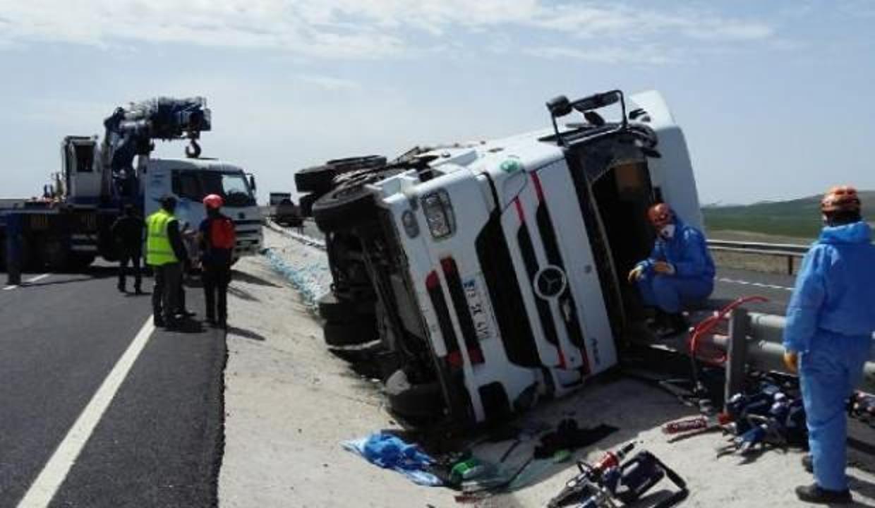 Niğde'de limon yüklü TIR devrildi, sürücü öldü