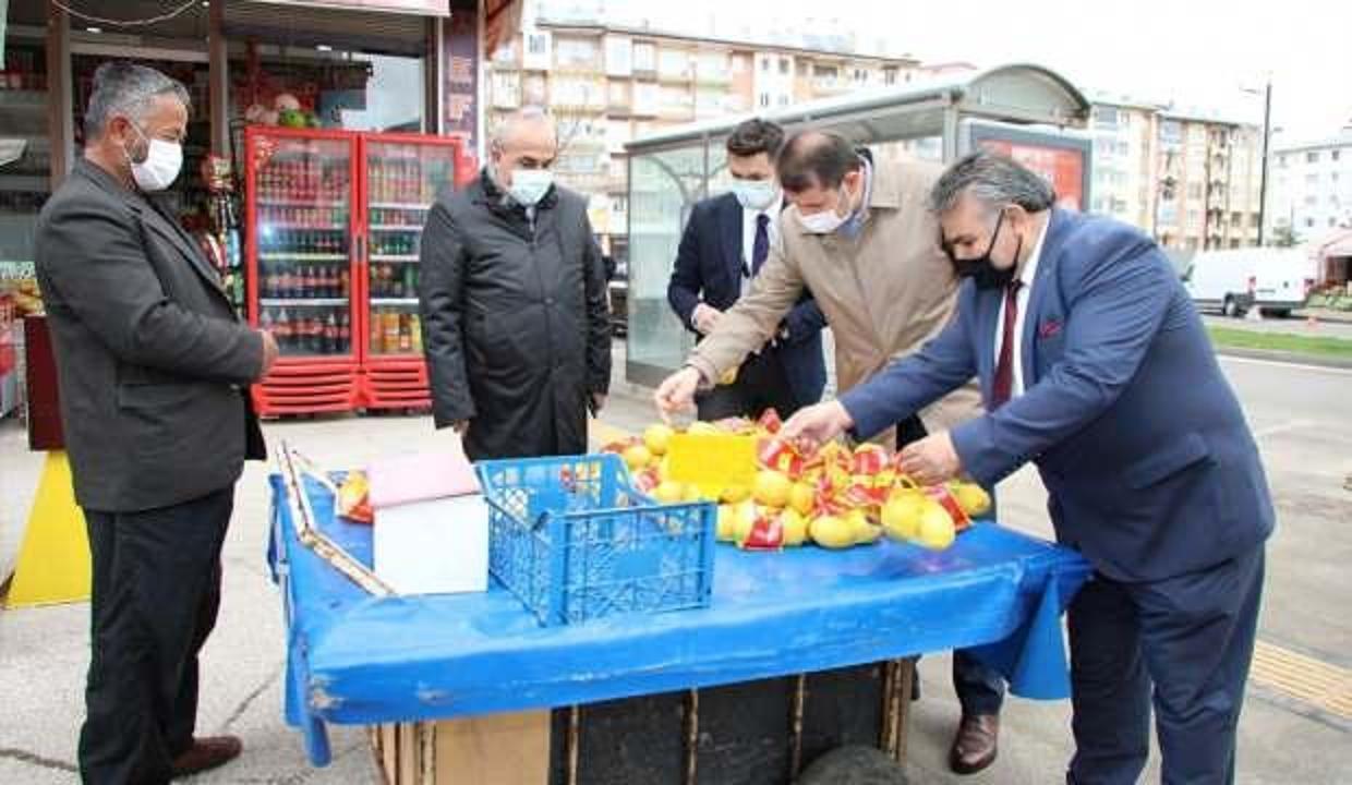 Validen alkış alan davranış! Ceza kesmedi, hepsini satın alıp evine gönderdi