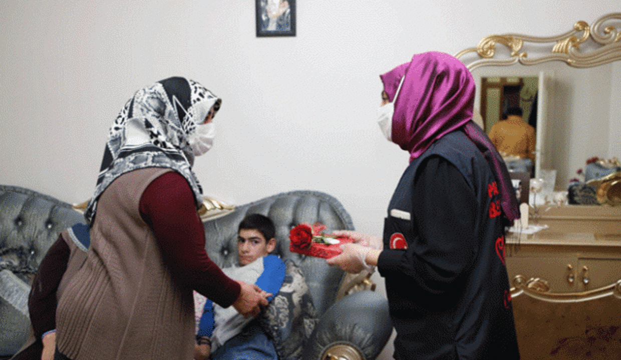 19 yıldır zihinsel engelli üvey oğluna bakıyor