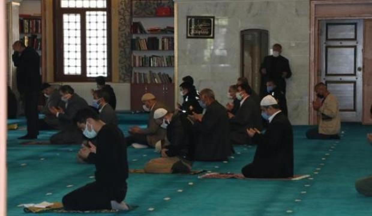 Cuma namazı çıkışı aşı olmak isteyenleri hastaneye götürdüler