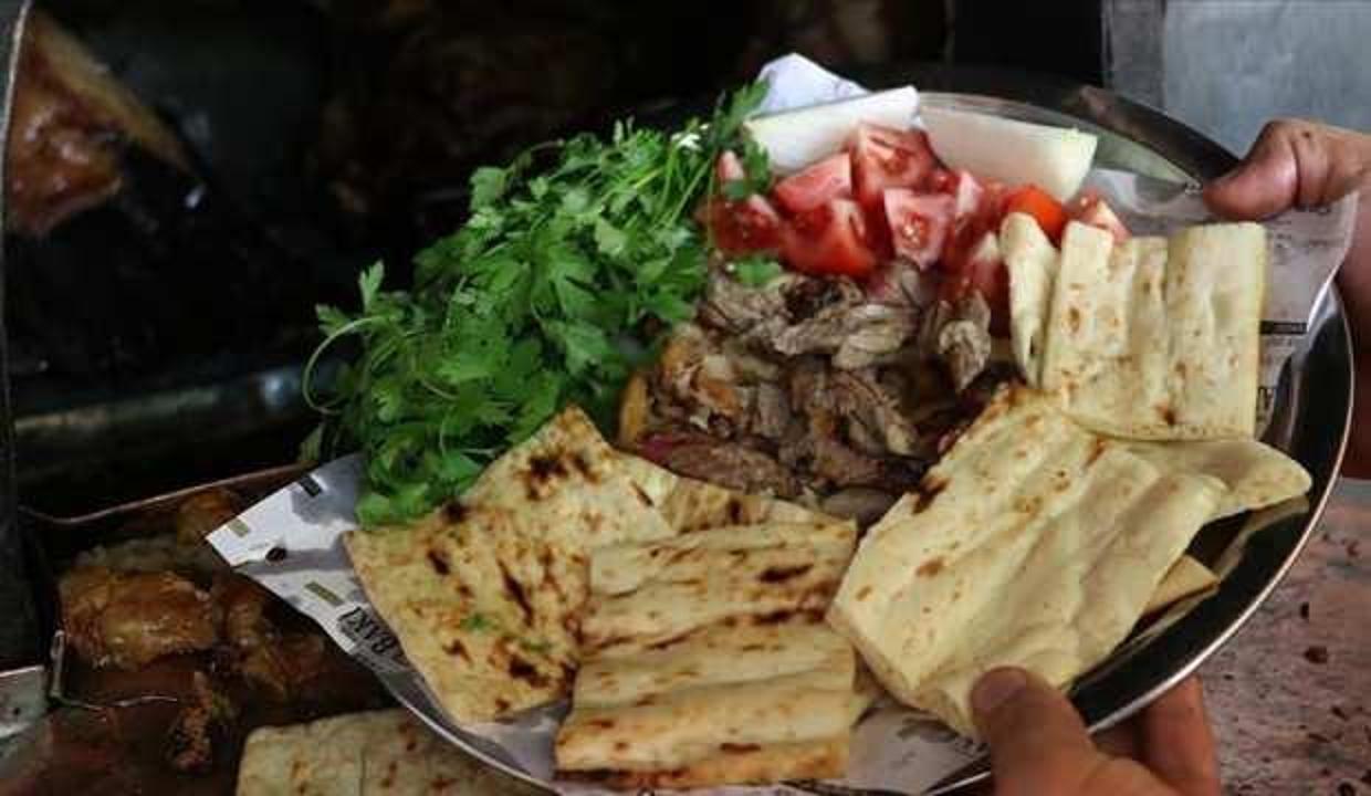 Denizli'nin tescilli lezzeti 'tandır kebabı' paket servisle iftar sofralarını süslüyor