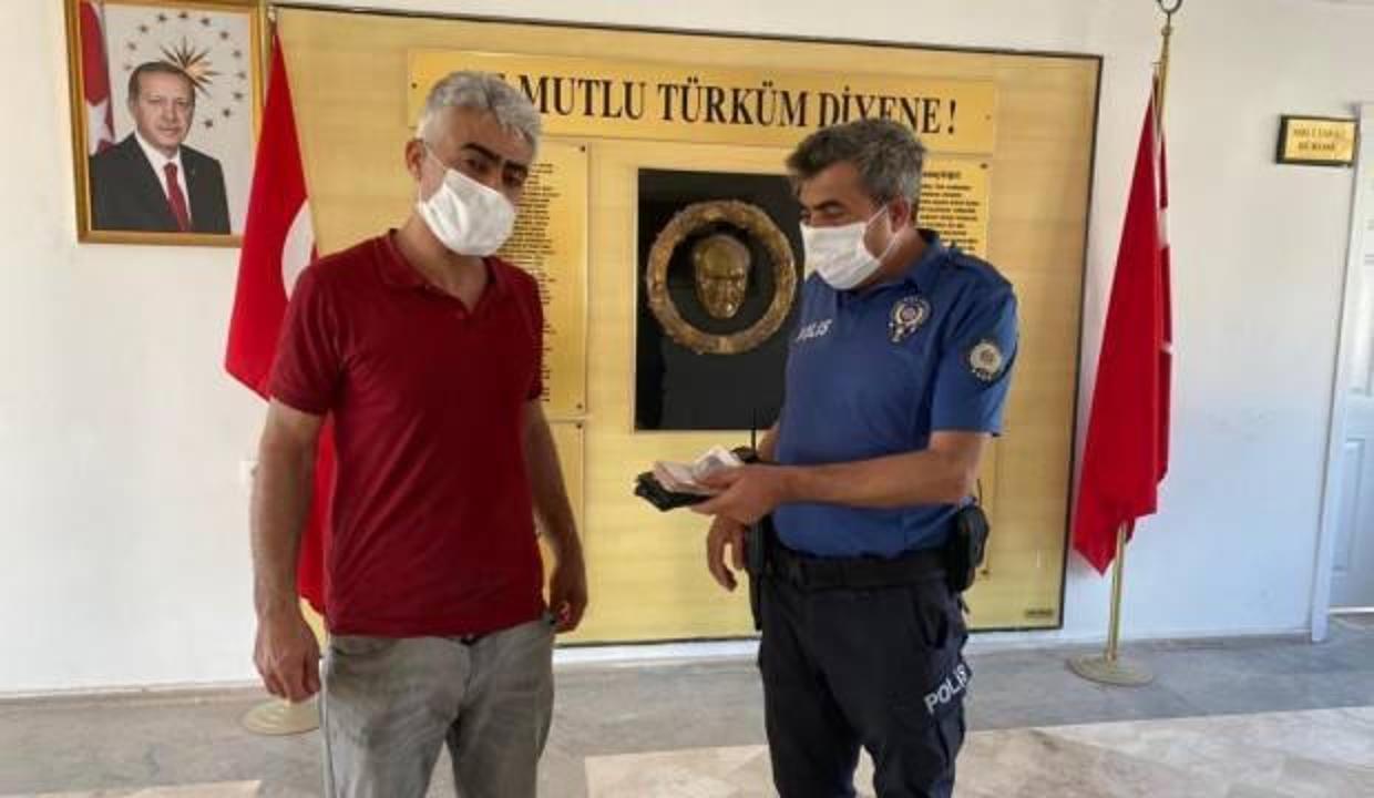 Mersin'de duyarlı vatandaş yolda bulduğu cüzdanı polise teslim etti