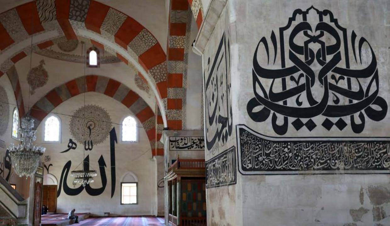 "İnanç turizminin altın üçgeni" hat yazılarıyla göz kamaştırıyor