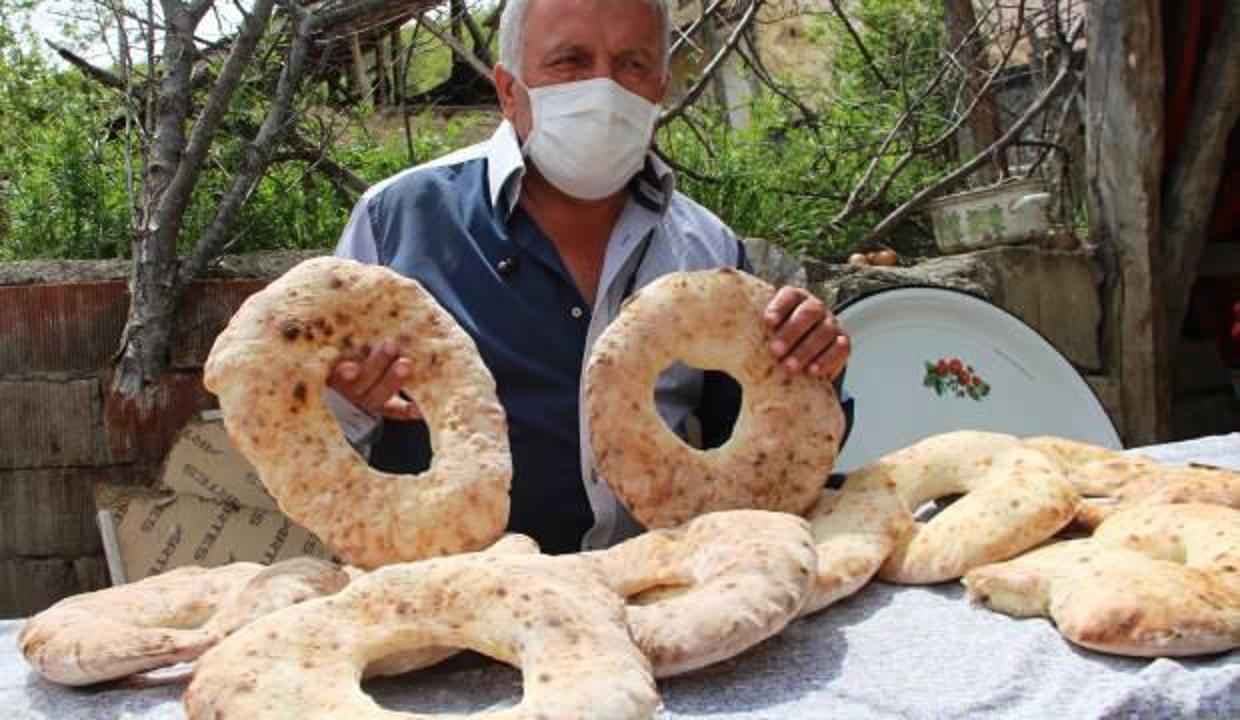 Muhtar kolları sıvadı, köylüler için ekmek pişiriyor