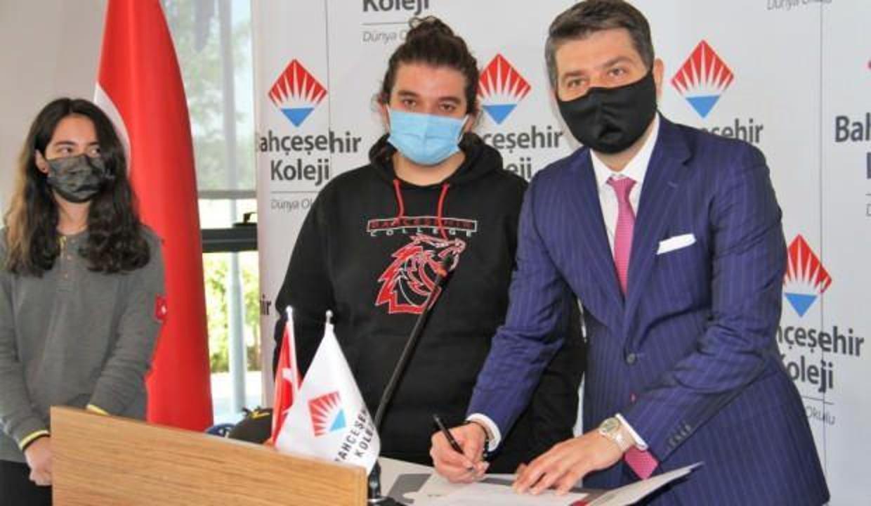 Diyarbakırlı iş insanından Amerika'dan burs kazanan öğrencilere eğitim desteği
