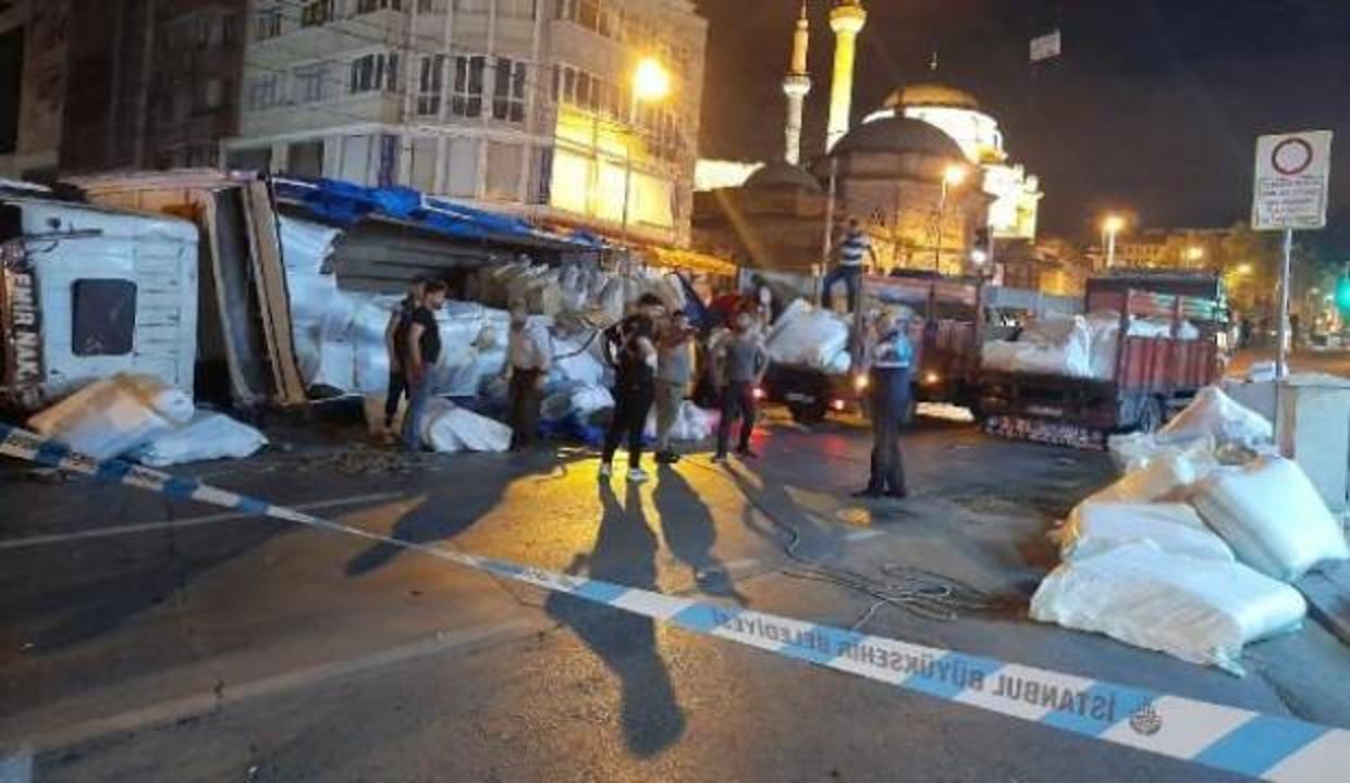 Fatih'te kumaş yüklü kamyon devrildi: 1 yaralı