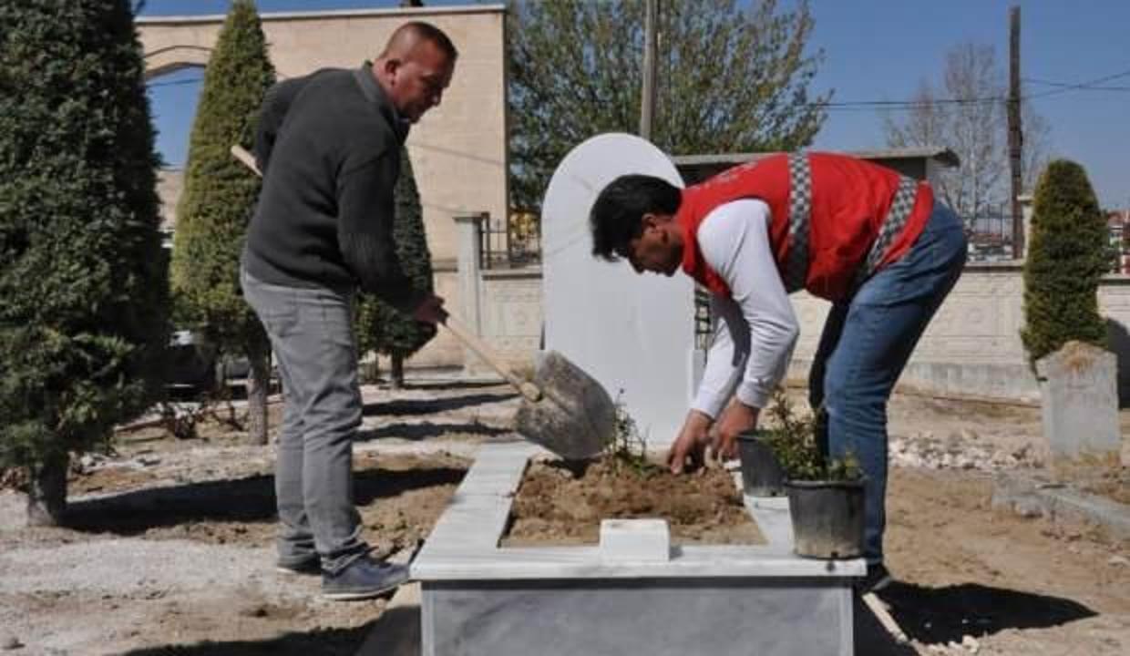 Hayırsever mermerciler kimsesizlerin mezar taşlarını yapıyor