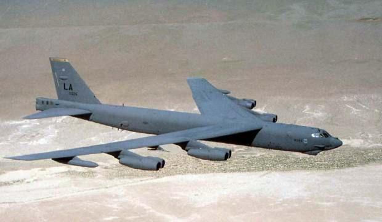 Rus avcı uçağı ile ABD'nin B-52 bombardıman uçağı karşı karşıya geldi