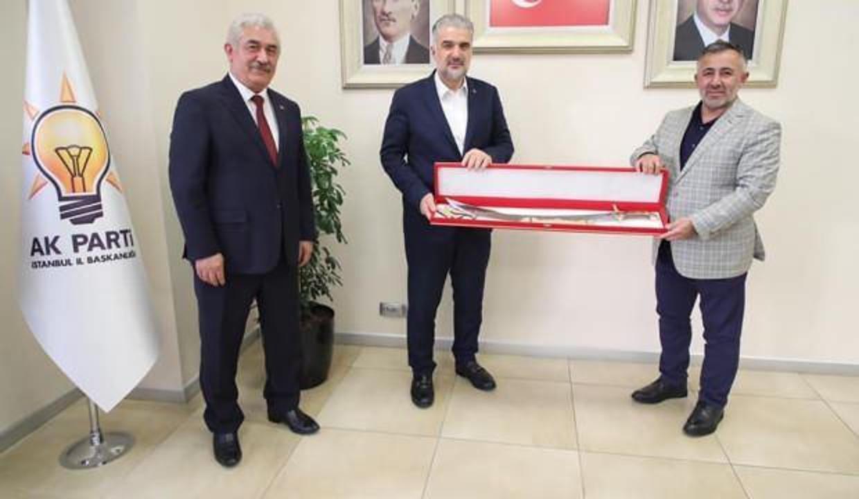 AK Parti İstanbul İl Başkanı Kabaktepe'ye kılıç hediye etti