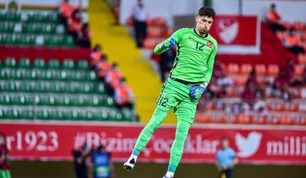 Altay Bayındır sahayı acılar içinde terk etti!