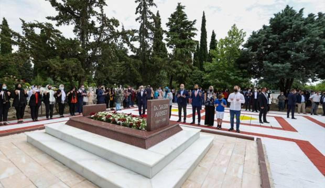 Dışişleri Bakanı Çavuşoğlu, Dr. Sadık Ahmet'in Gümülcine'deki kabrini ziyaret etti