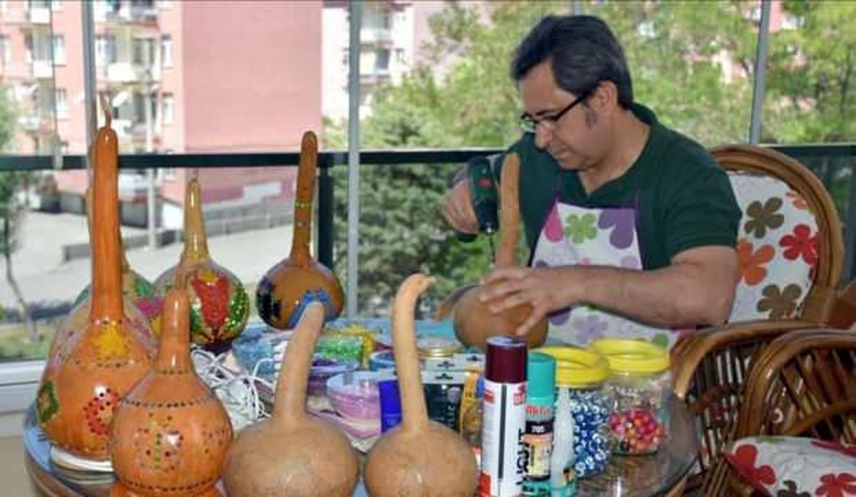 Fizik profesörü Hatay'da yetiştirdiği su kabaklarını sanat eserine dönüştürüyor!