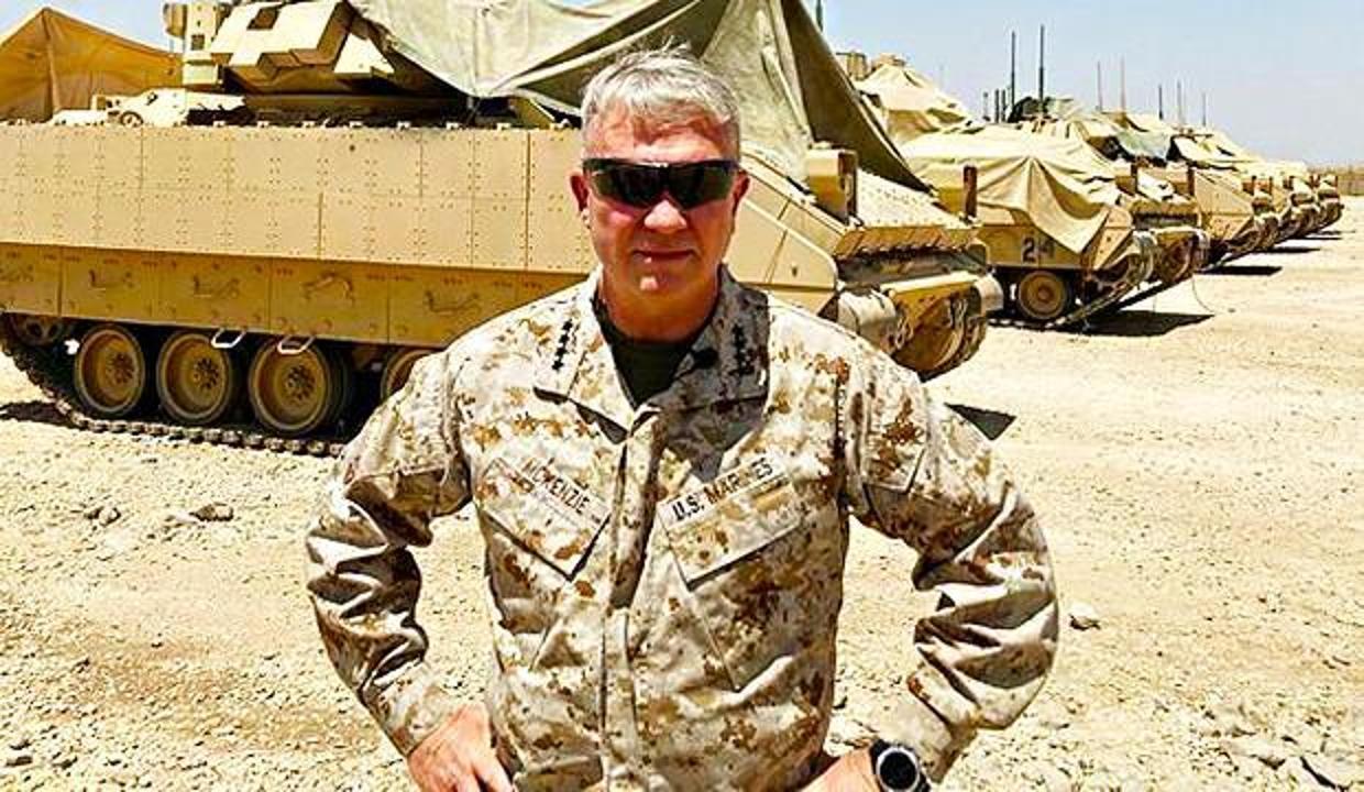 CENTCOM komutanı YPG'yi ziyaret edip tankların önünde poz verdi