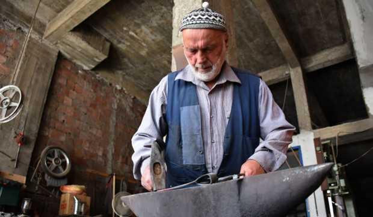 78 yaşındaki Salih usta 5 kuşaktır süren aile mesleği demirciliği sürdürüyor