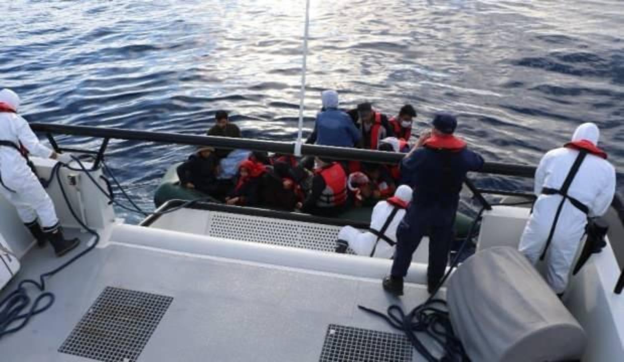 Çanakkale açıklarında 17 düzensiz göçmen kurtarıldı