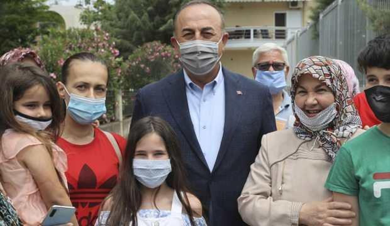 Çavuşoğlu halkla Türkçe konuştu, Yunan muhabir tuhaf bir anons çekti