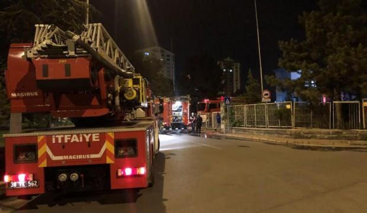 Eski müze binasında çıkan yangın hasara neden oldu