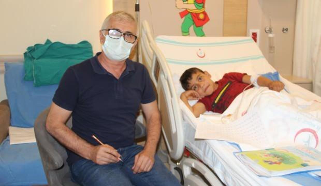Süt kazanına düşerek yanan 1.sınıf öğrencisi hastanede okuma yazma öğreniyor