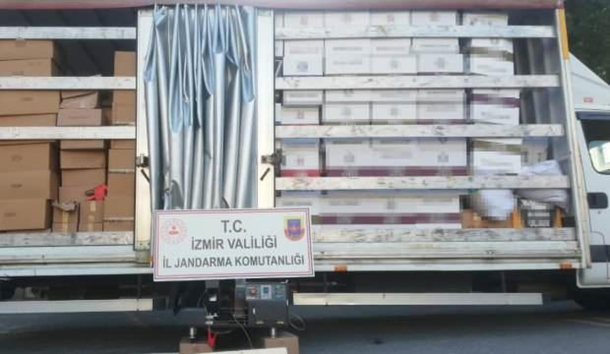 İzmir'de kaçakçılık operasyonu! 1 milyon 776 bin bandrolsüz sigara ele geçirildi