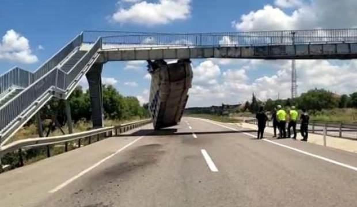 Kamyonun açık unutulan damperi üst geçide çarptı