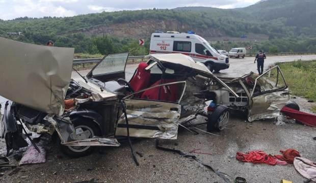 Piknik dönüşü feci kaza, otomobil kağıt gibi parçalandı