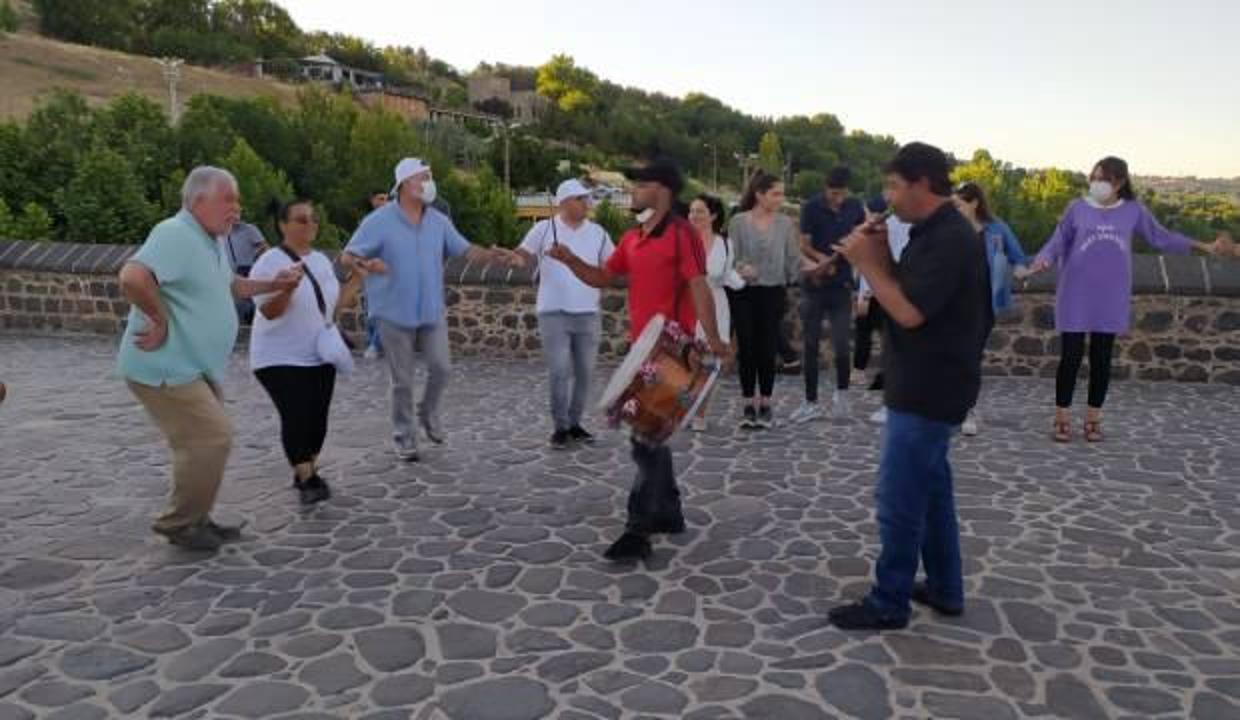 Diyarbakır’da bin yıllık köprüde tarihi halay