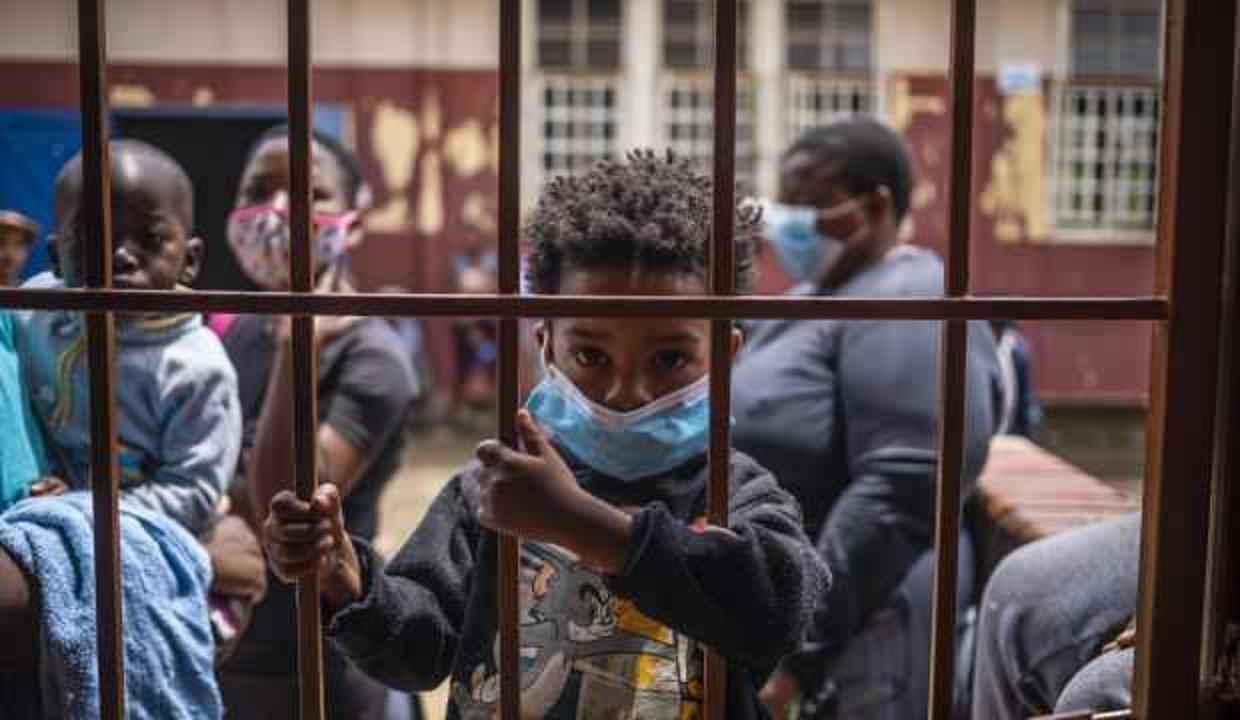 Güney Afrika, 300 bin eğitim çalışanını aşılamaya hazırlanıyor