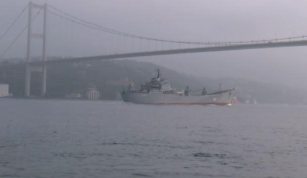 Rus savaş gemisi İstanbul Boğazı'ndan geçti