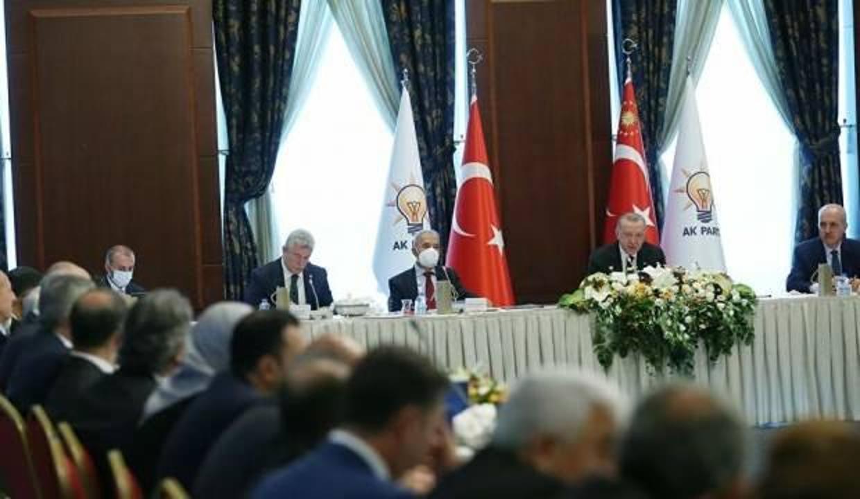 Erdoğan'ın milletvekilleriyle toplantısında bir ilk yaşandı! Selvi: Liderlik bu işte...