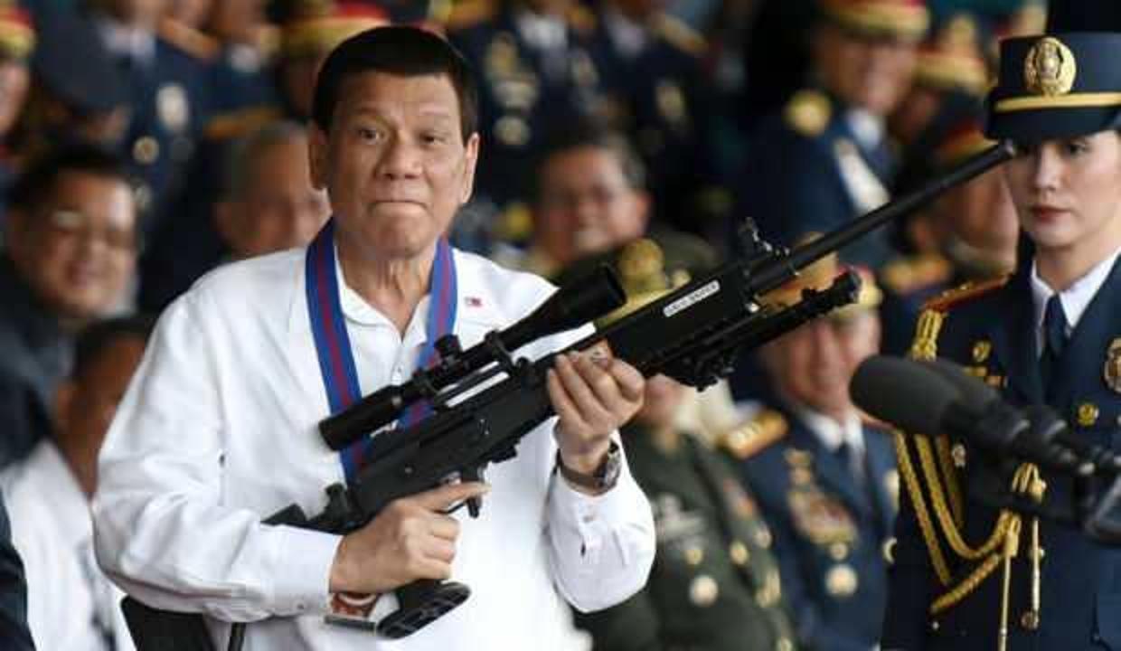 Filipinler'den aşı olmayanları hapse atma girişimi