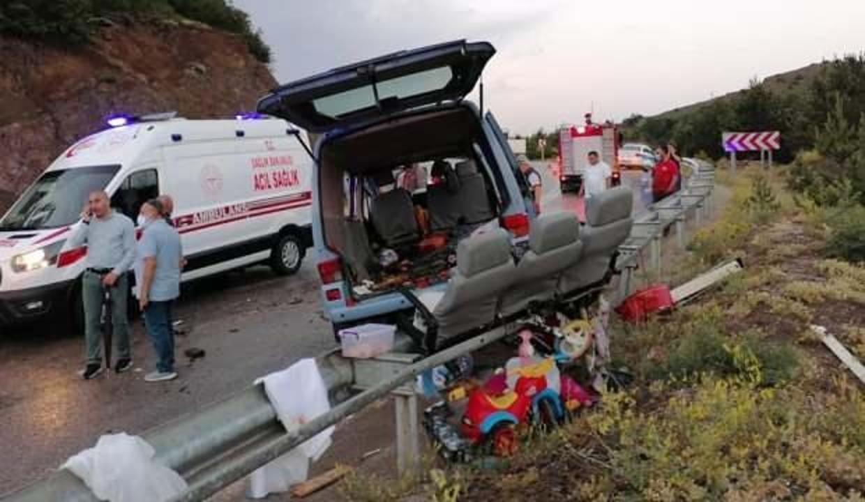 Gümüşhane'de tırın kayan dorsesi minibüse çarptı: 7 yaralı