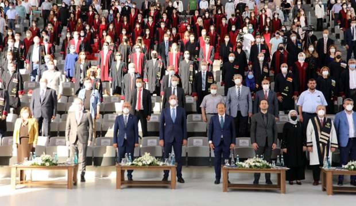 İki bakandan yeni mezunlara tarihi nasihat: Bir gün olsun durmayın