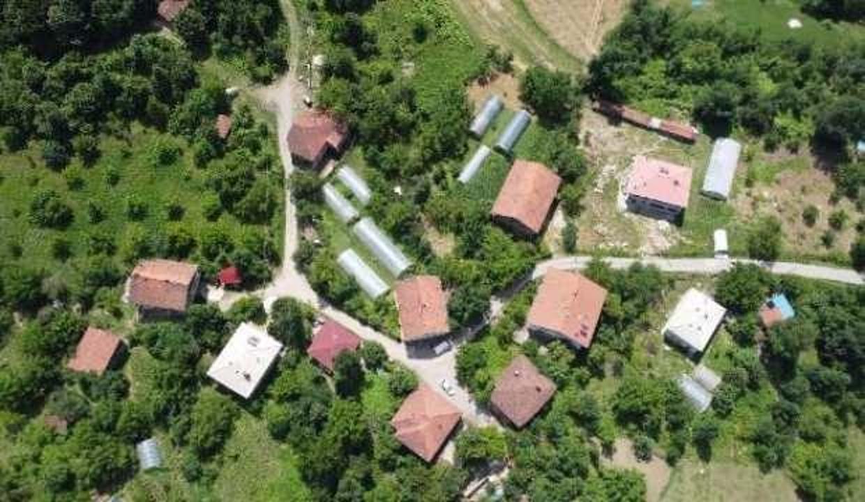 Dağdan düşen kaya, köylüleri korkuttu
