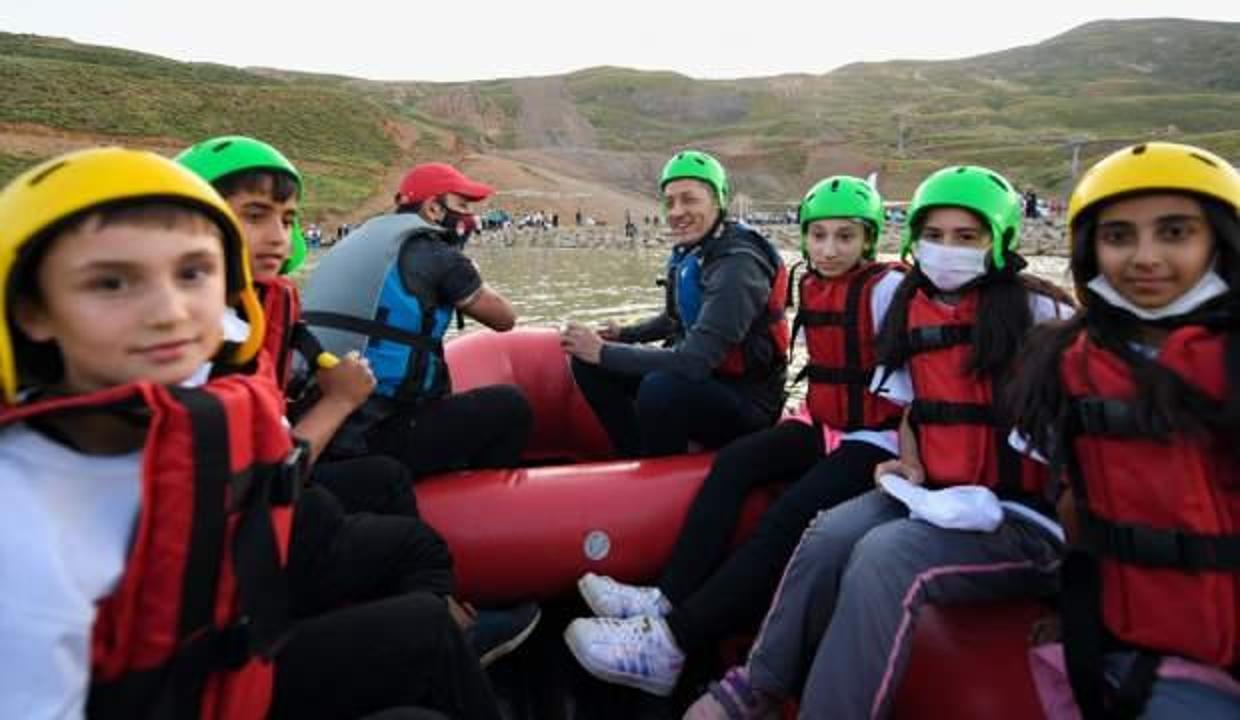 Hakkari'de gençlerin coşkusuna Bakan Ziya Selçuk da ortak oldu