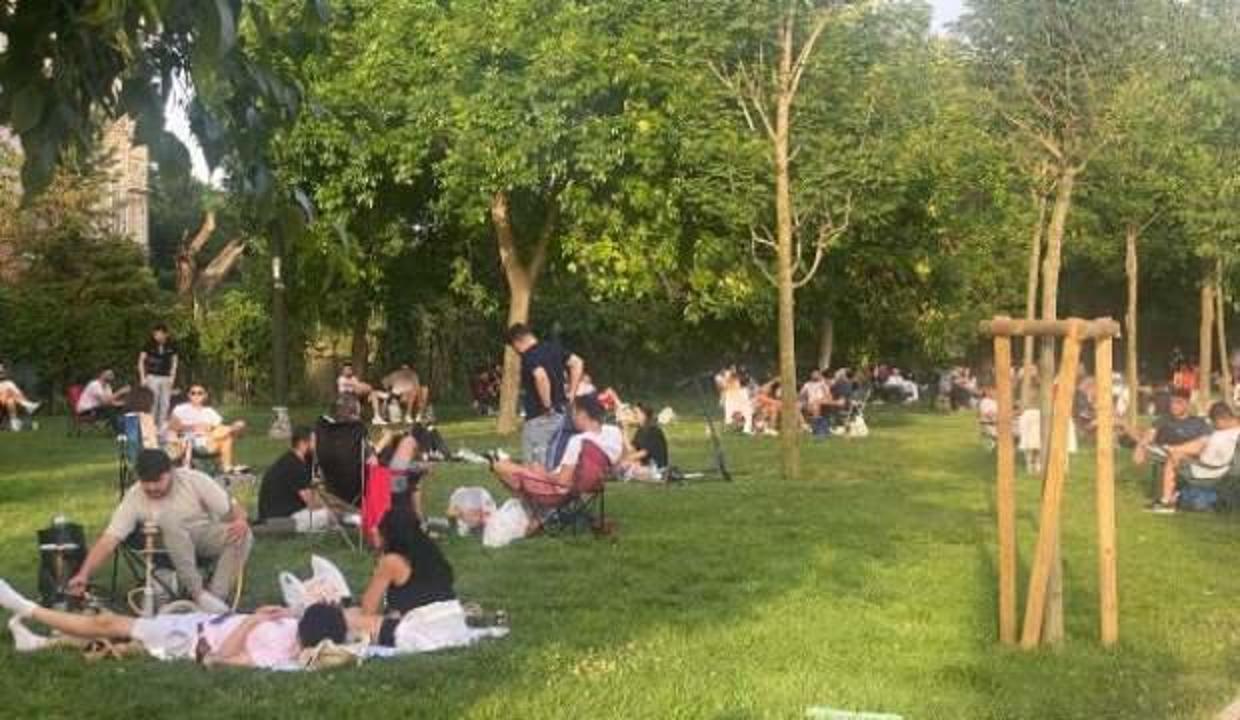 Kademeli normalleşmenin ilk gününde sandalyesini kapan Caddebostan Sahili'ne geldi