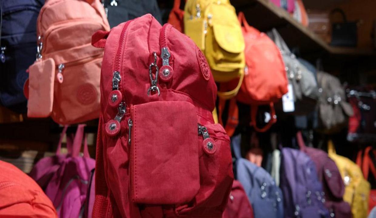 Tatilcilerin yeni trendi; ‘Paraşüt kumaşlı çanta’