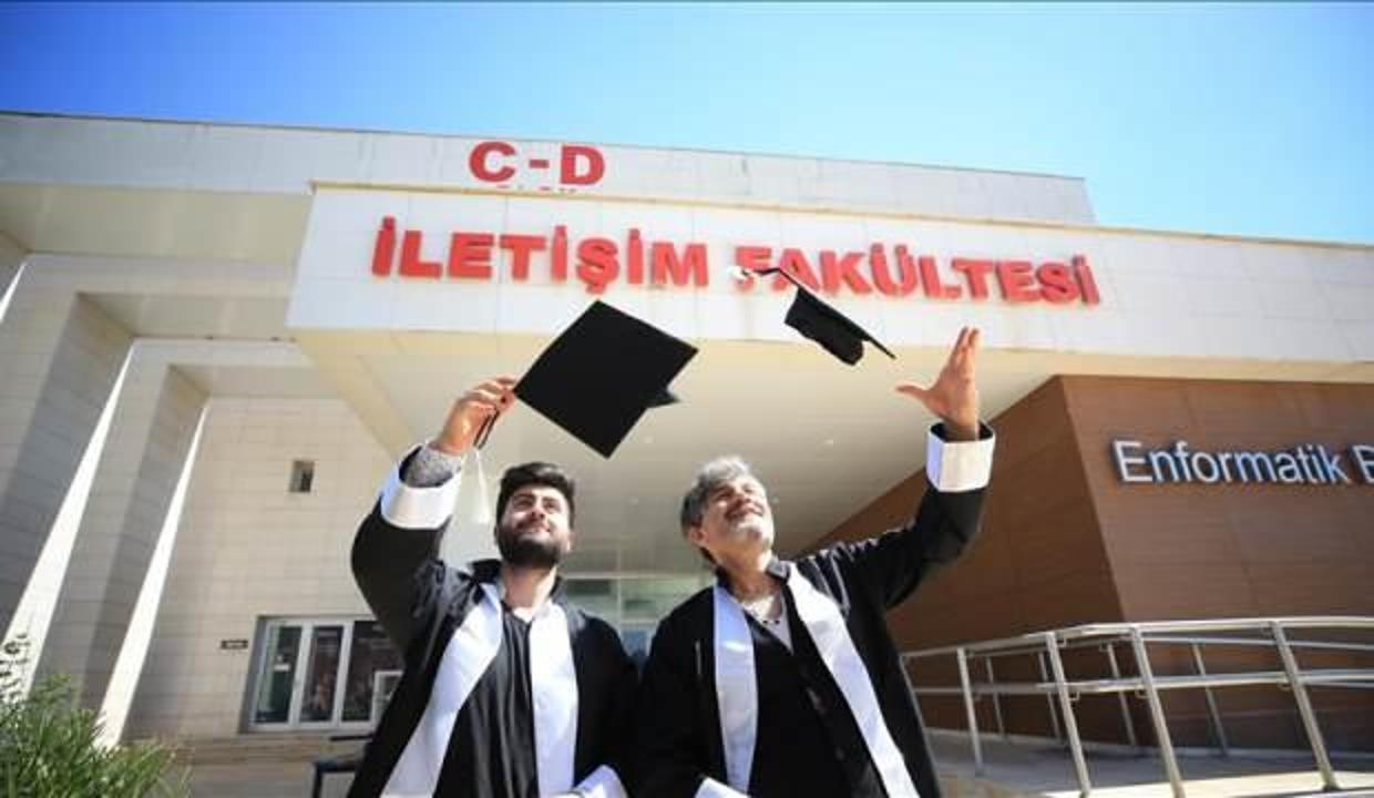 Baba ile oğlu aynı fakülteden birlikte mezun olmanın sevincini yaşıyor