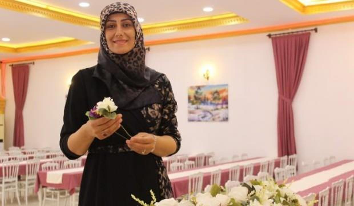 Hayali olan düğün salonunu meyve sebze ektiği tarlanın üzerine inşa etti!