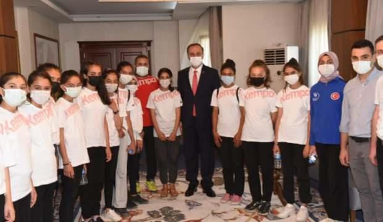 Merve'li hentbolcularden Şanlıurfa Valisi'ne ziyaret
