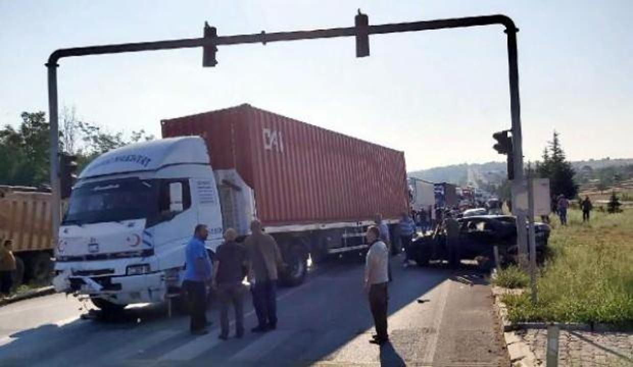 TIR, kırmızı ışıkta bekleyen araçlara çarptı: 8 yaralı