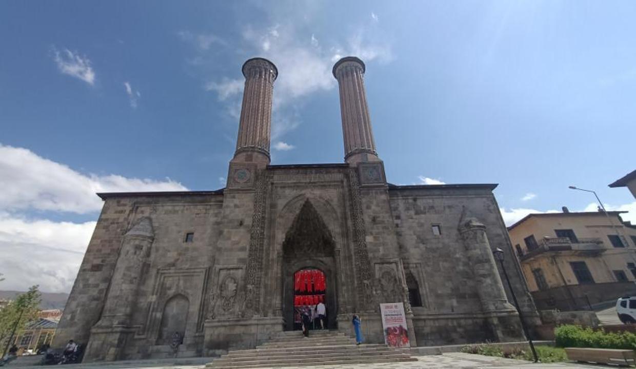350 yıllık Çifte Minareli Medrese kapılarını açtı