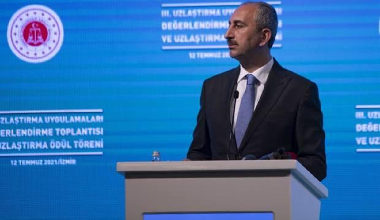 Adalet Bakanı Abdulhamit Gül, İzmir'de Uzlaştırma Ödül Törenine katıldı