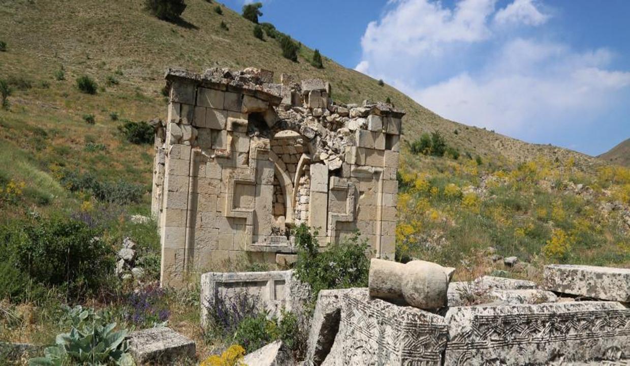 Defineciler tahrip etti, köylüler restore edilerek turizme kazandırılmasını istiyor