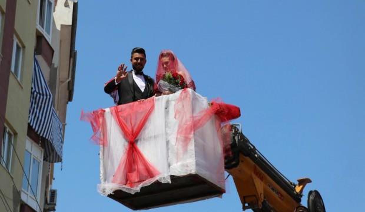 Denizli'de bir damat gelini, süslediği vinçle aldı!