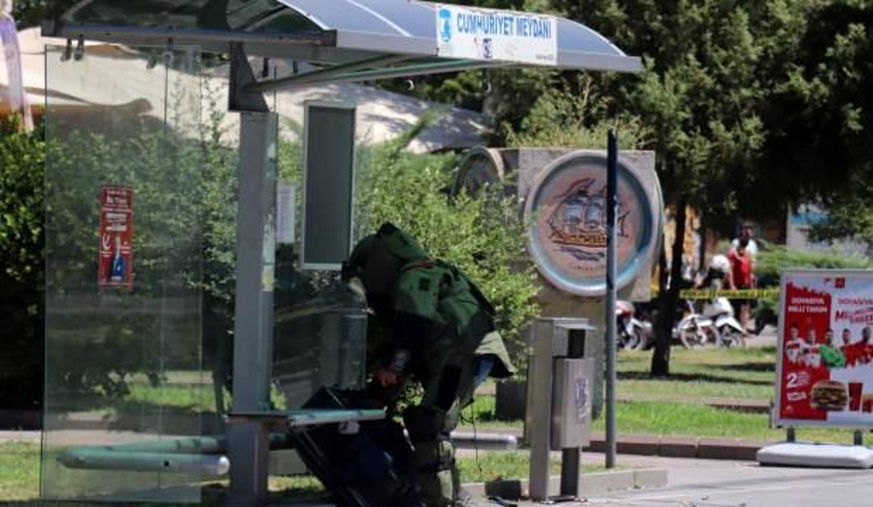 Helva almaya giderken durağa bıraktığı valizi fünye ile patlatıldı