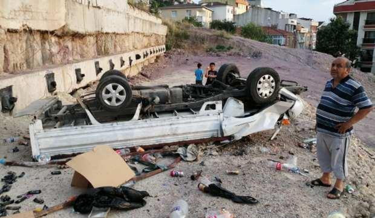 Maltepe'de 10 metre yükseklikteki çukura düşen pikaptan sürücü atlayarak kurtuldu