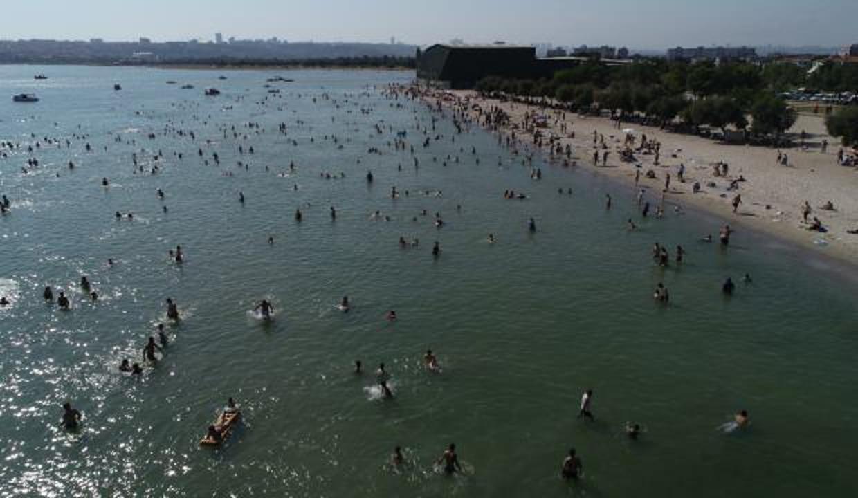Menekşe Plajı'nda en kalabalık günlerden biri yaşandı