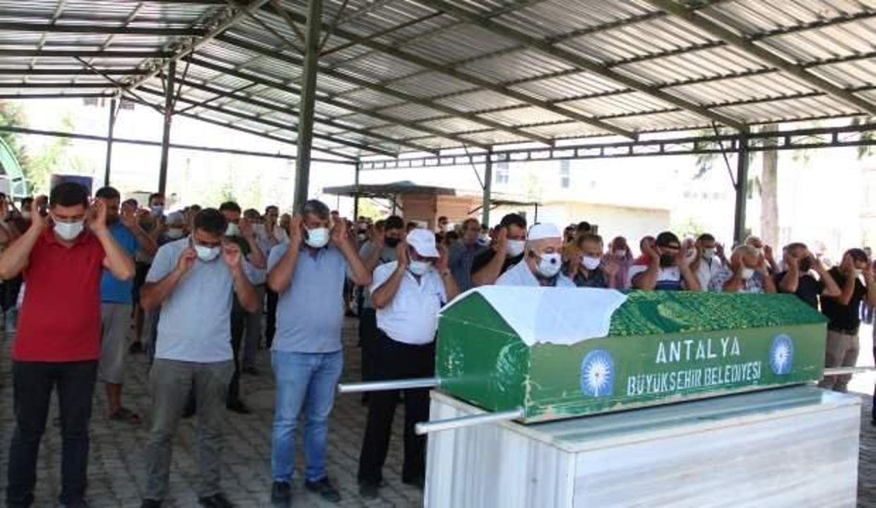Antalya'da derede ölü bulunan Ecrin gözyaşları içinde toprağa verildi!