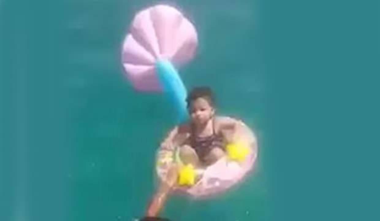 Ailenin bir anlık dalgınlığı felakete neden oluyordu! Denizin ortasındaki bebek...